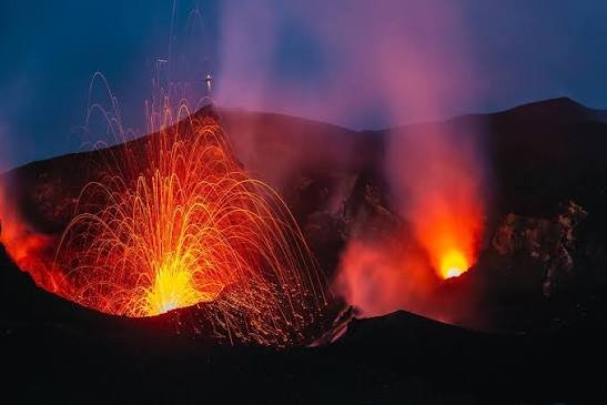 Anak Krakatau Semburkan Lava Air Mancur Semalaman, Dentuman Terdengar hingga Bandung! PVMBG Pastikan TAK Berpotensi Tsunami