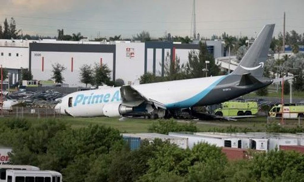 BREAKING NEWS, KECELAKAAN PESAWAT PRIME AIR TABRAK KENDARAAN