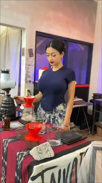 Hasna Santi, Si Coffee Shop Hunter Jogja yang Bikin Outfit Bodycon & Manual Brew Jadi Tren Baru di Instagram