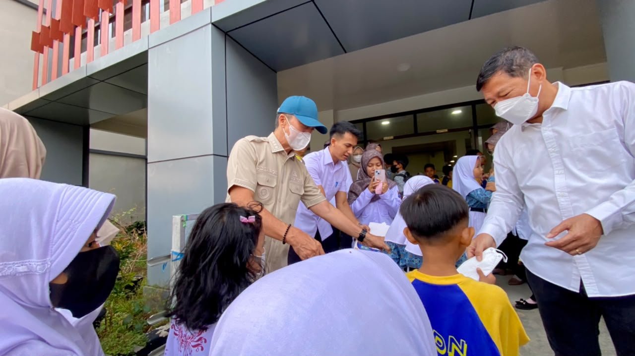 Ceria Anak-anak Bogor Kembali Belajar Tatap Muka, Dedie Rachim Sambut di Gerbang Sekolah